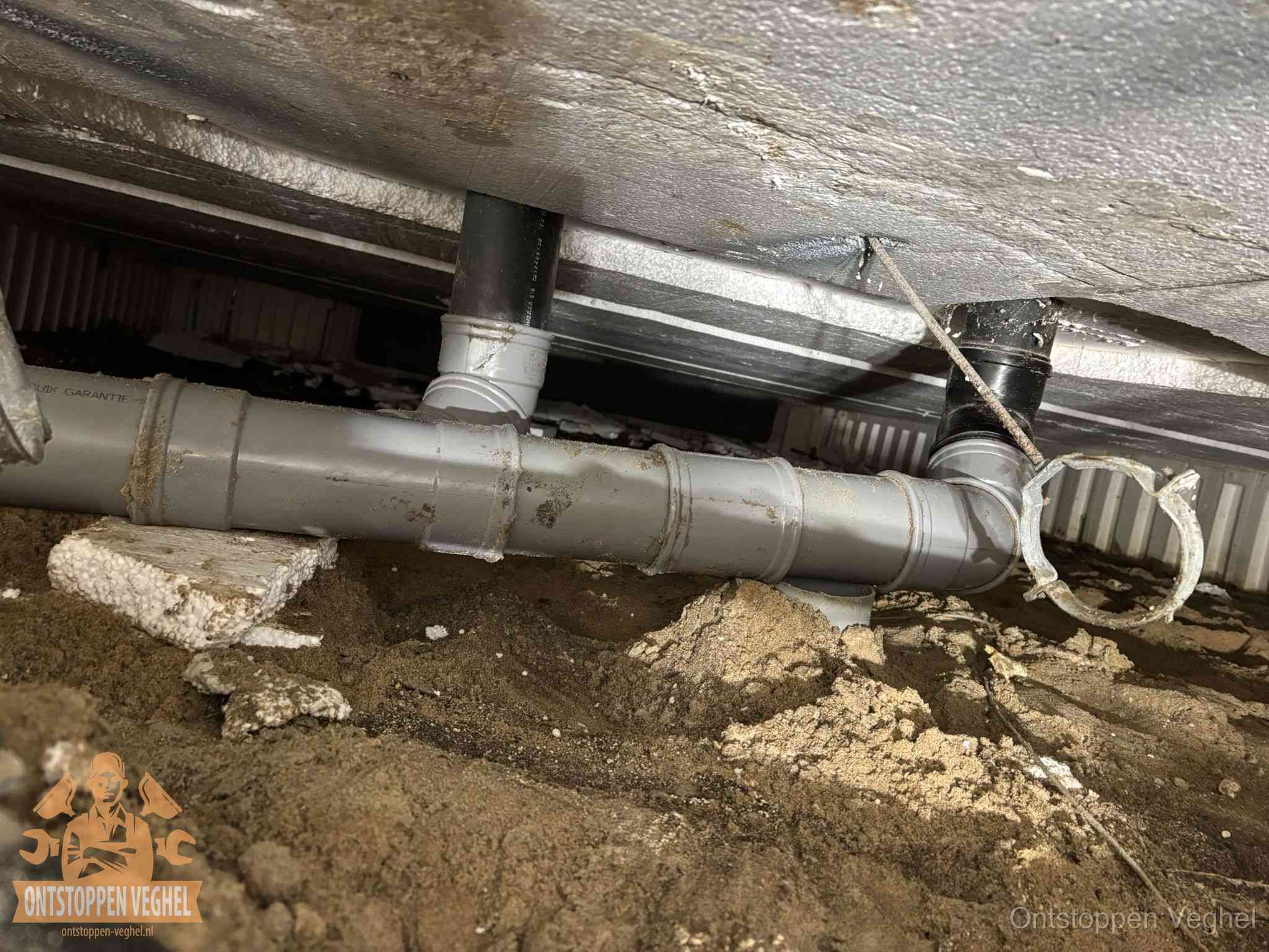 PVC-buizen in de kruipruimte van een gemengd of gescheiden rioolstelsel in Veghel