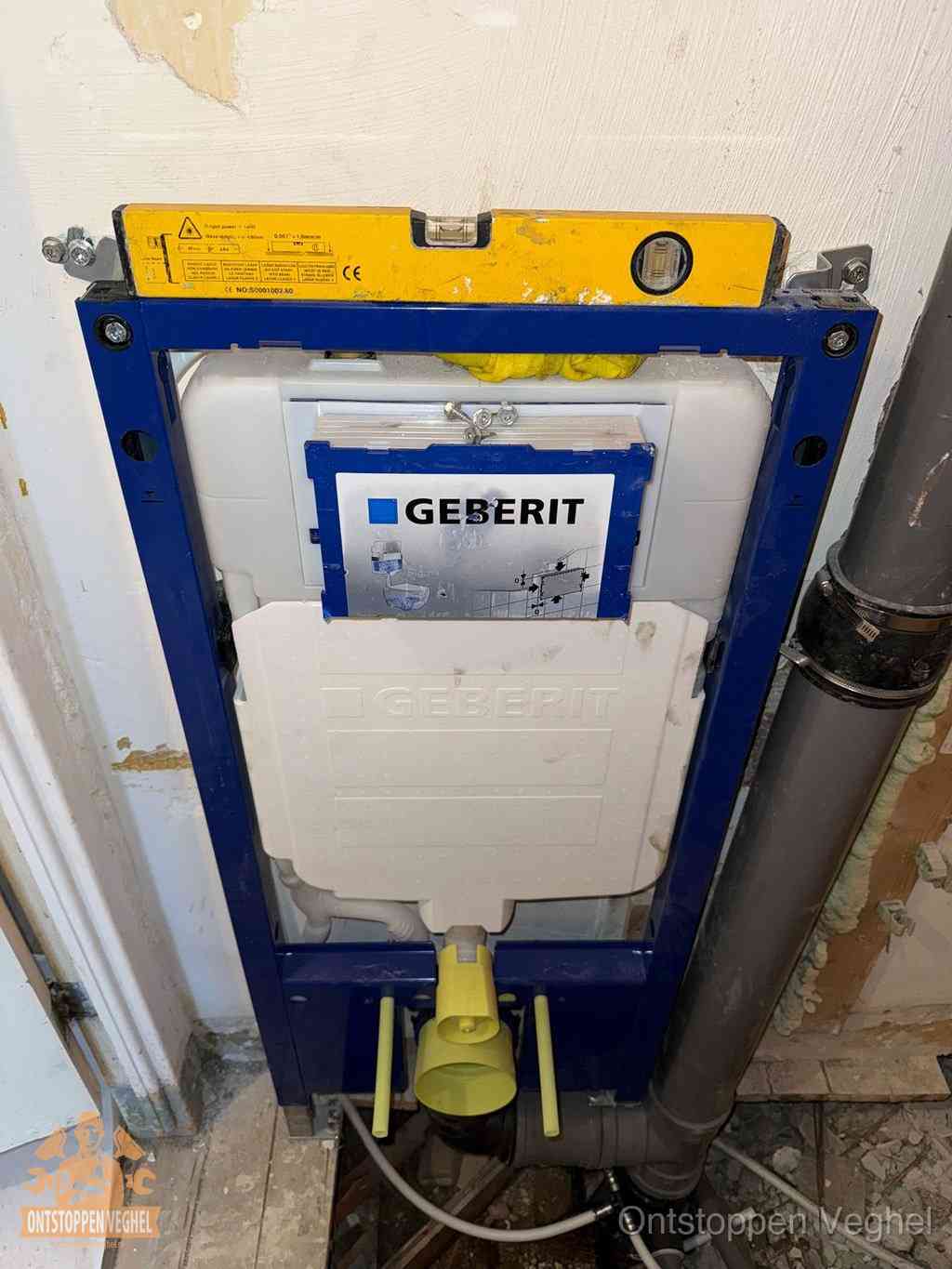 Hangtoilet verstopt in Veghel Een Geberit inbouwreservoir met frame voor een hangtoilet tegen de wand, met de afvoerbocht naar de vloer, kenmerkend voor een verstopt hangtoilet in Veghel