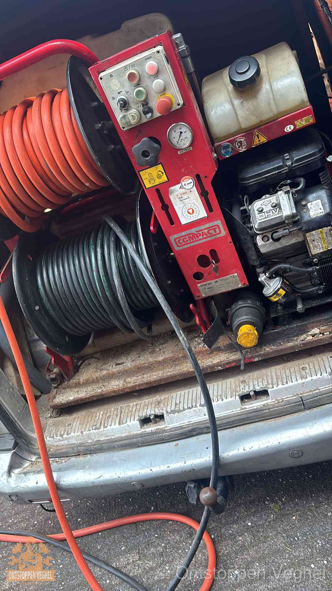 Hogedrukreiniging voor een hardnekkige wc-verstopping in Veghel Een rood hogedruk-rioolreinigingstoestel met slangen in de laadbak van de bedrijfsbus, apparatuur voor een hardnekkige wc-verstopping in Veghel