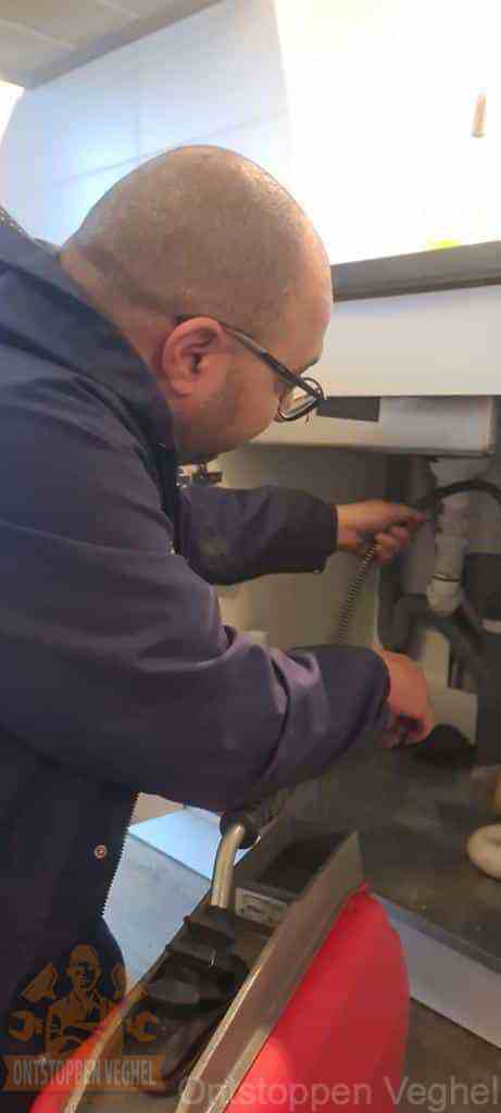loodgieter-aan-het-werk-in-badkamer