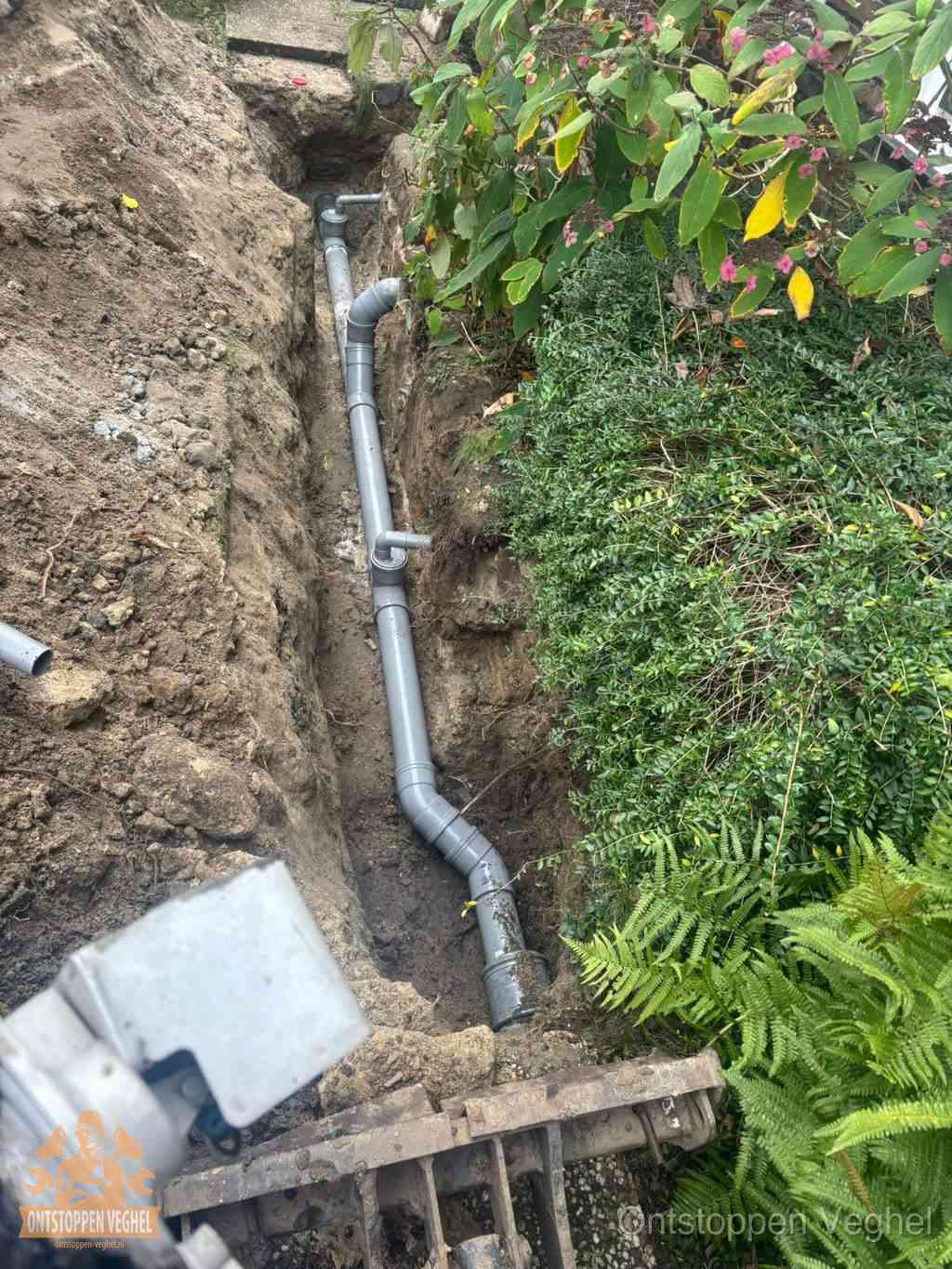 Open sleuf met nieuwe PVC-buizen, riool repareren en vervangen in Veghel
