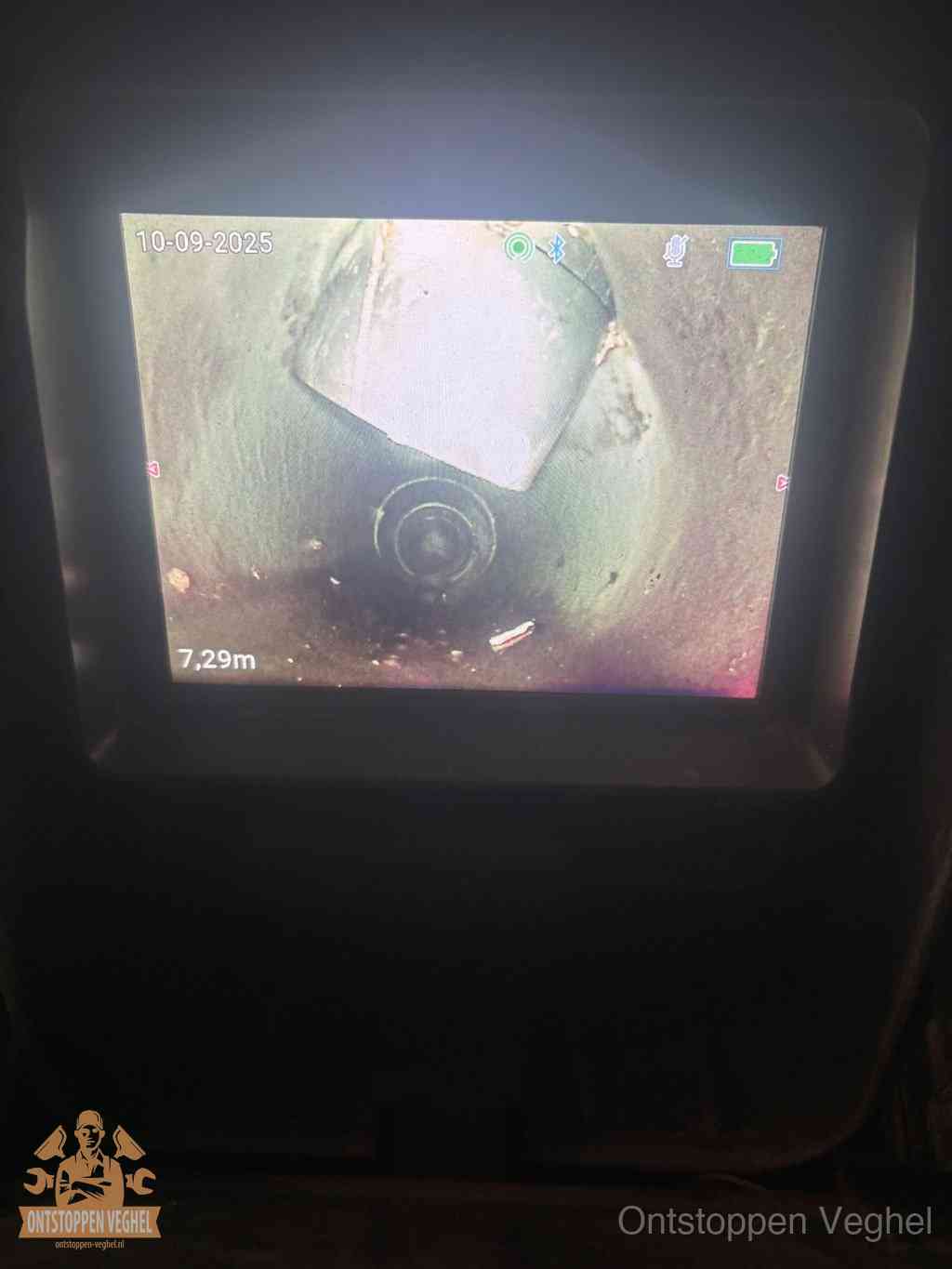 Camerabeeld van een verzakte rioolbuis diep onder de grond, een rioolverzakking in Veghel
