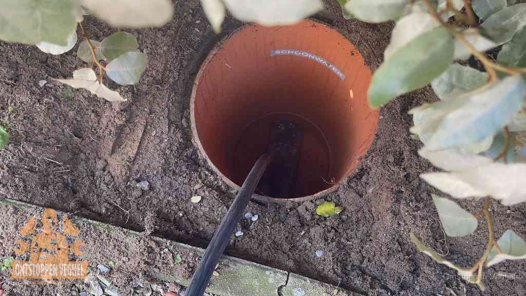Open inspectieput in de tuin waar een veer rioolvliegjes en stankoverlast aanpakt in Veghel