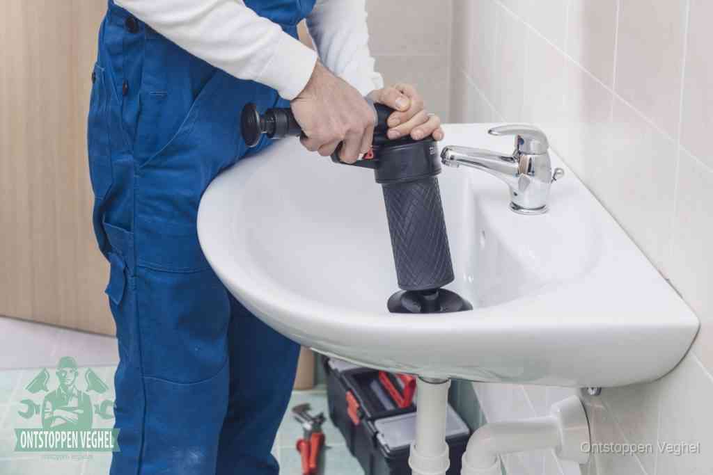 Een te ruwe doe-het-zelf poging met een hand-pomp op de afvoer van een badkamer-wastafel, een van de veelgemaakte fouten bij afvoer ontstoppen in Veghel