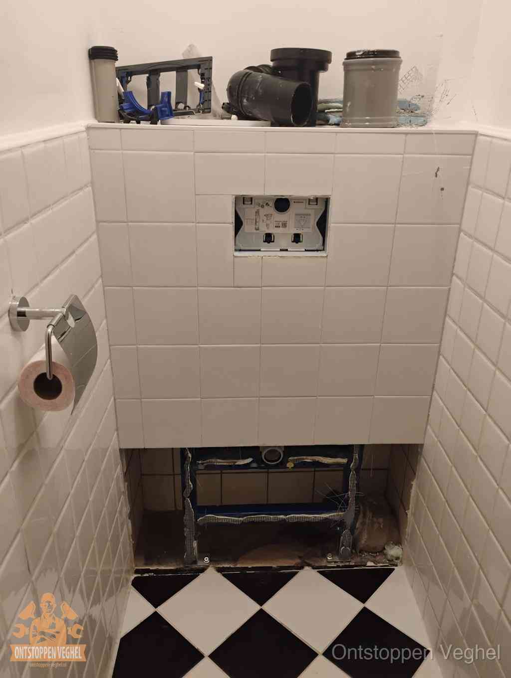 Een wc-verstopping voorkomen in Veghel Een toiletruimte waar het hangtoilet en de inbouwreservoir-onderdelen zijn vrijgelegd voor onderhoud, periodiek nazicht voorkomt een wc-verstopping in Veghel