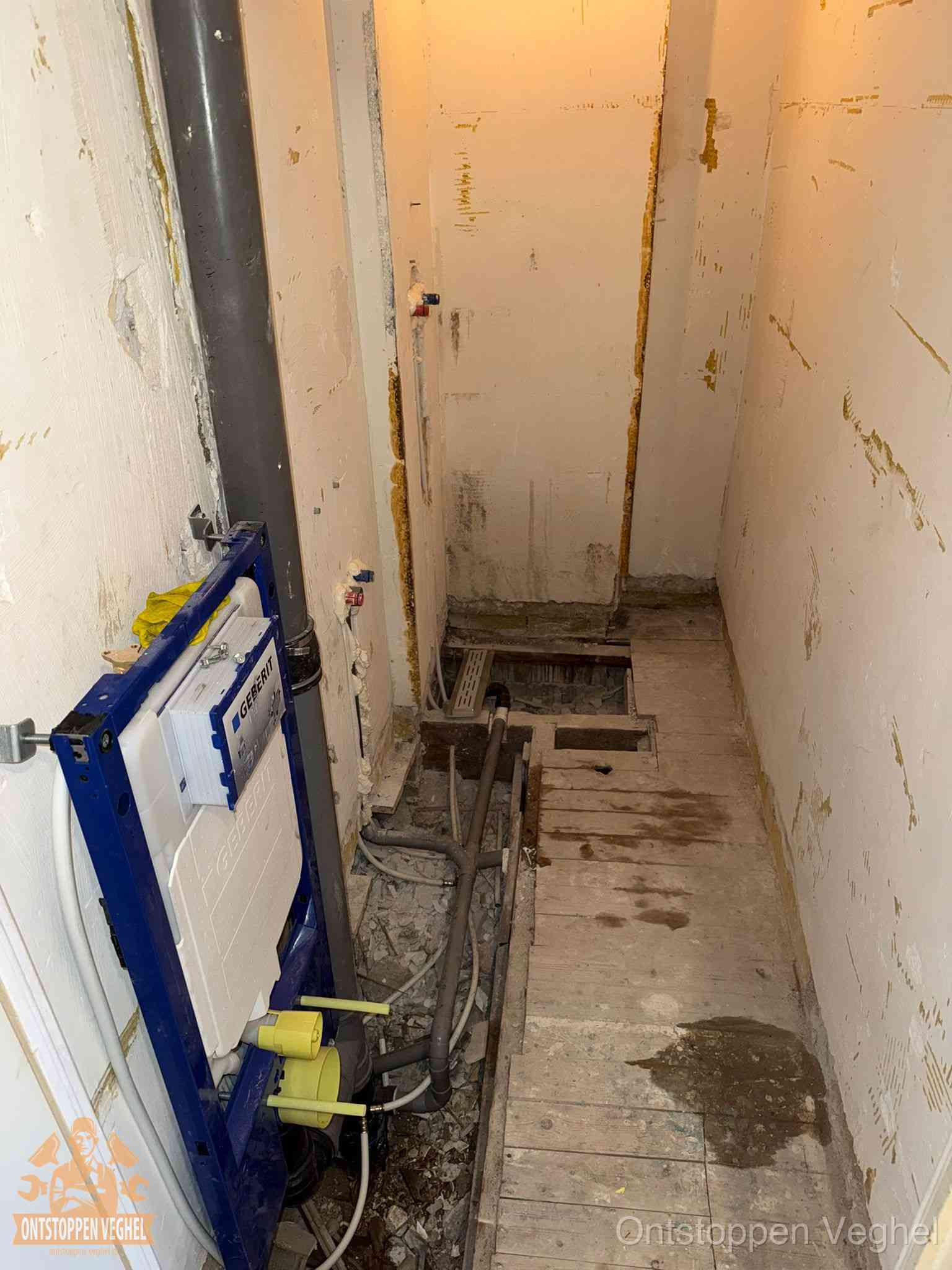 Wijkspecifieke toiletproblemen in Veghel Een opgebroken toiletruimte tijdens renovatie met een Geberit inbouwreservoir en blootliggende oude afvoerleidingen, typisch voor oudere woningen in Veghel