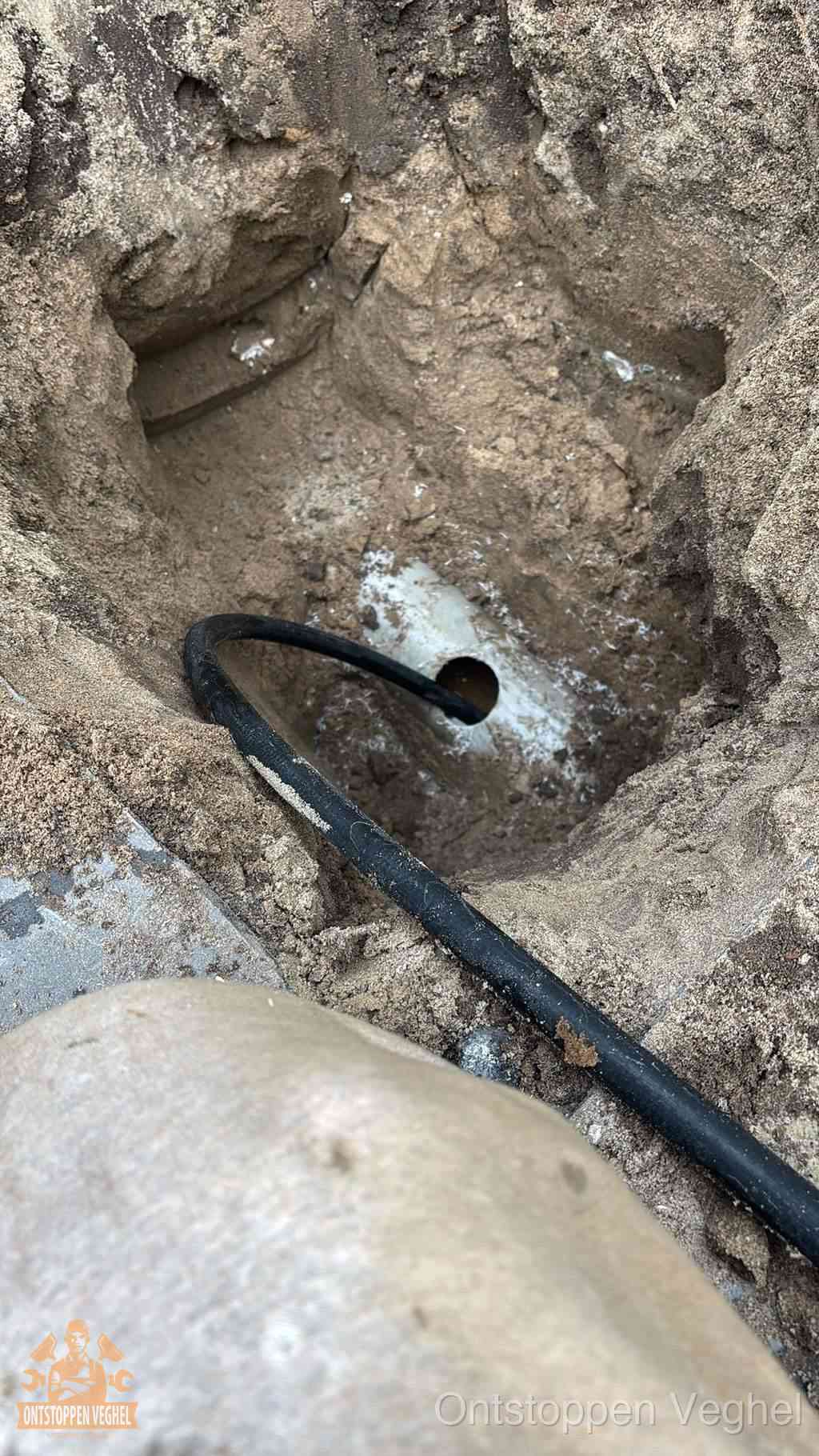 Uitgegraven rioolbuis in de grond, hulp om zelf het riool te ontstoppen in Veghel
